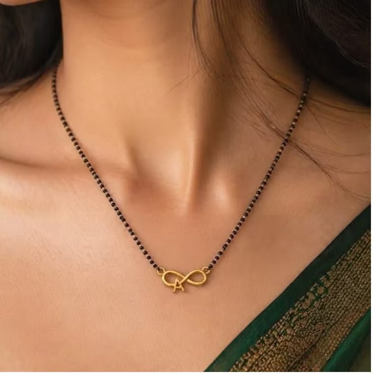 नावाचे अद्याक्षर असलेले डिझाईन - तुमच्या पतीच्या नावाचे पहिले अक्षर मंगळसूत्राच्या पेंडेंटवर खुपच सुंदर आणि अर्थपूर्ण दिसेल. यावर इन्फिनिटीचे साईन देखील कायमस्वरुपी नात्याचे प्रतिक मानले जाते. हलक्या वजनाचे मंगळसूत्र तुम्ही डेली विअरसाठी देखील परिधान करु शकता. 