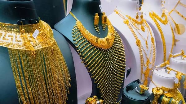 सणा-सुदीचे दिवस असून सध्या सराफा बाजारात सोनं- चांदीच्या दागिन्यांच्या खरेदीसाठी मोठी गर्दी पहायला मिळते. मात्र सतत वर-खाली होणारे भाव, ग्राहकांना धडकी भरवणारे आहेत. त्यातच आज जळगावच्या सराफा बाजारात मोठी घडामोड झाल्याचं दिसून आलं.