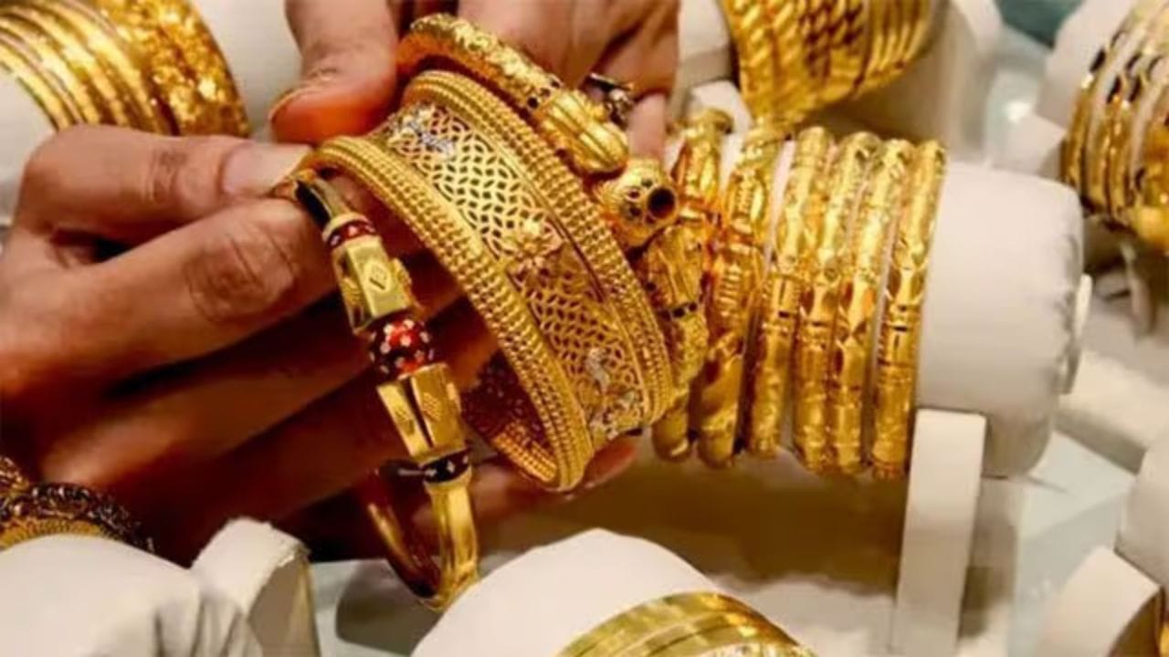 देशांतर्गत, भारतातील सोन्याची मागणी काहीशी मंदावलेली आहे. आगामी सणासुदीच्या आणि लग्नसराईच्या हंगामापूर्वी, सराफा व्यापारी आणि ग्राहक भावात आणखी घट होण्याची वाट पाहत आहेत.