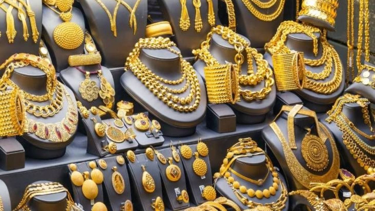 आंतरराष्ट्रीय बाजारपेठात, कॉमेक्सवर सोन्याची किंमत प्रति औंस 4166.40 डॉलरपर्यंत, तर देशांतर्गत बाजारातही प्रति 10, ग्रॅम 1.48 लाख रुपयांपर्यंत खाली आले आहे. या घसरणीमागील नेमकी कारणे काय आहेत पाहा.
