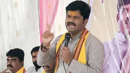 मोठी बातमी! मराठा आंदोलक आक्रमक, गोपिचंद पडळकरांचा ताफा अडवला.