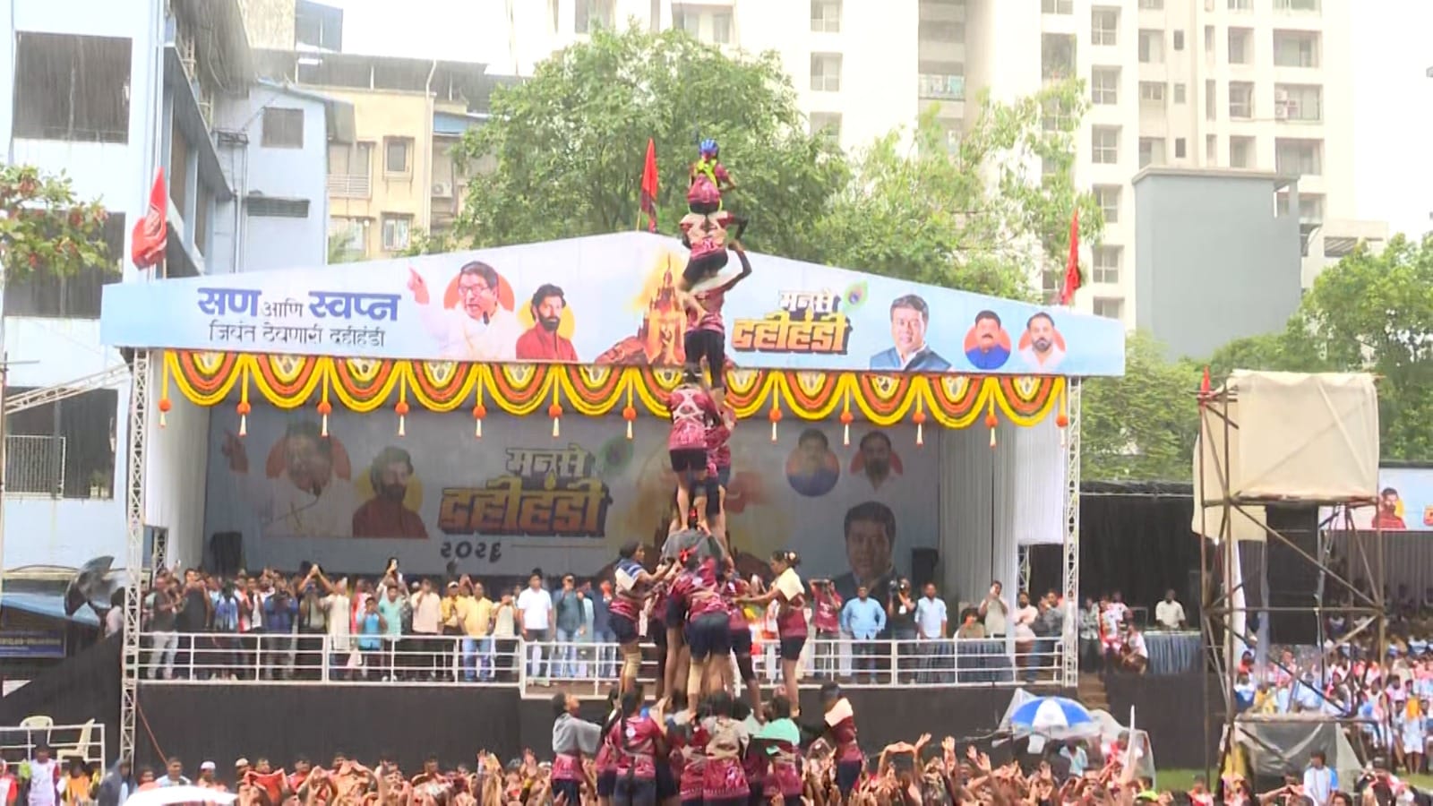 मुंबई,ठाण्यात यंदा जय जवान गोविंदा पथक यावर्षी ११ थर लावण्याचा प्रयत्न करणार आहे. गेल्यावर्षी तीन ठिकाणी १० थर लावण्याचा विक्रम जय जवानने केला होता. तर अखिल मालपा डोंगरी गोविंदा पथकाकडून घाटकोपर येथील दहीहंडी उत्सवात ९ थरांची सलामी देण्यात आली आहे. साई राम गोविंदा पथकाने (जोगेश्वरी) ८ थरांची सलामी दिली. त्यानं श्री साई सावली गोविंदा पथक नालासोपारा यांनी यशस्वीपणे ८ थर लावले. एमएमआरडीए गोविंदा पथकाने ८ थर लावले.