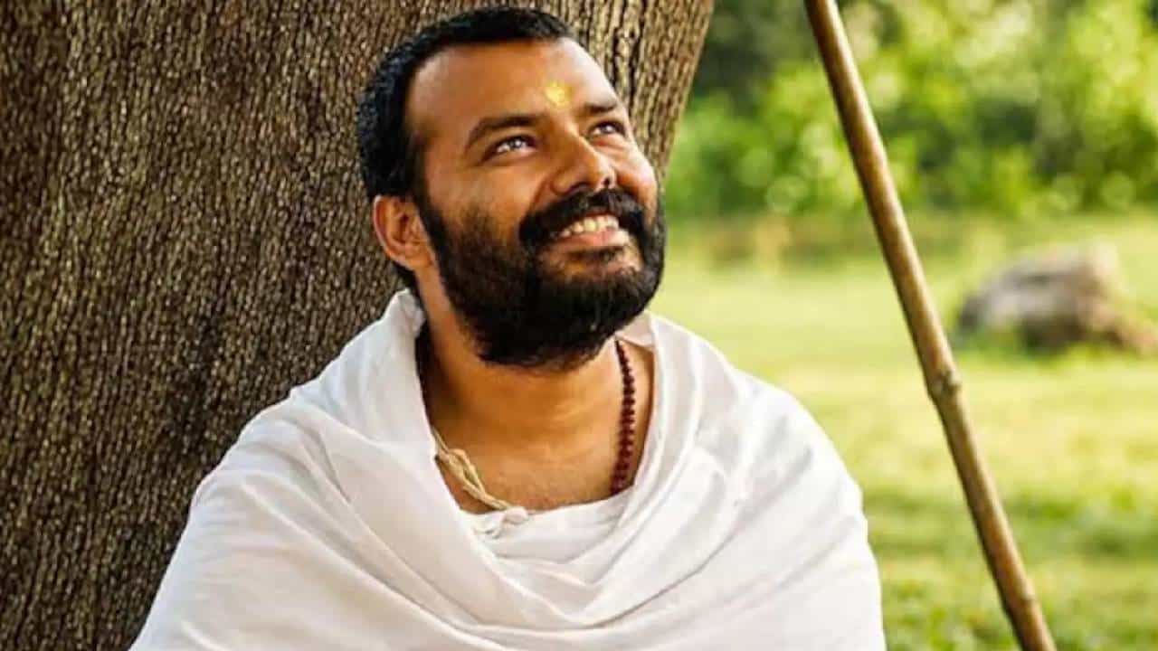 बॉलिवूडमध्ये मोठ्या स्टार्सच्या आणि कोट्यवधींच्या बजेटमध्ये बनलेल्या चित्रपटांची नेहमीच चर्चा होते. मात्र सध्या एक छोट्या बजेटचा अध्यात्मिक चित्रपट बॉक्स ऑफिसवर मोठ्या चित्रपटांना टक्कर देत आहे. हा चित्रपट दुसरा तिसरा कोणता नसून 'हनुमान अंश' आहे. या चित्रपटाने जगभरातील कमाईत 300 कोटी रुपयांचा टप्पा पार केला आहे.