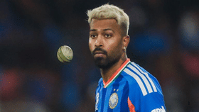 Hardik Pandya: ...असं नाही तर घरी बसा, बीसीसीआयनं हार्दिक पंड्यासाठी चालवला हंटर, वॉर्निंग दिली