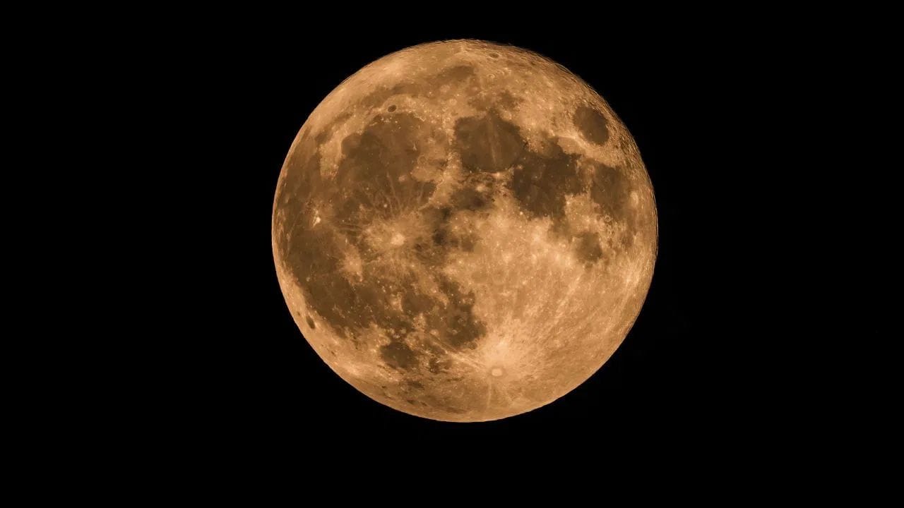 खरेतर पृथ्वीचा उपग्रह असलेल्या चंद्राला स्वत:चा असा प्रकाश नसतो. सुर्याचा प्रकाश परावर्तित होऊन चंद्राला मिळतो. हार्वेस्ट मून इतर वेळे पेक्षा या काळात क्षितिजावर जास्त काळ चमकताना दिसतो. हे दृश्य नयनरम्य असते. (फोटो: Pexels)