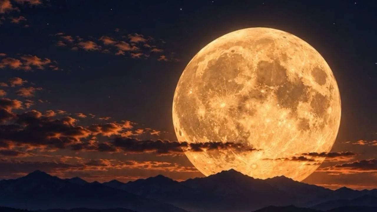 चंद्राच्या कक्षेच्या कोनामुळे हे असे घडते. पृथ्वीच्या भोवती प्रदक्षिणा घालणाऱ्या चंद्राची कक्षा ५ डिग्रीवर झुकलेली असते. सप्टेंबर - ऑक्टोबरमध्ये या कक्षेचा कोन बदलत असा होतो की चंद्राचा दर रात्री होणारा उदय ५० ते ६० मिनिटांच्या ऐवजी या वेळी ५० ते ८० मिनिटांत होतो. याचा अर्थ हार्वेस्ट मून अनेक रात्री सतत चमकताना दिसतो. (फोटो: AI Generated)