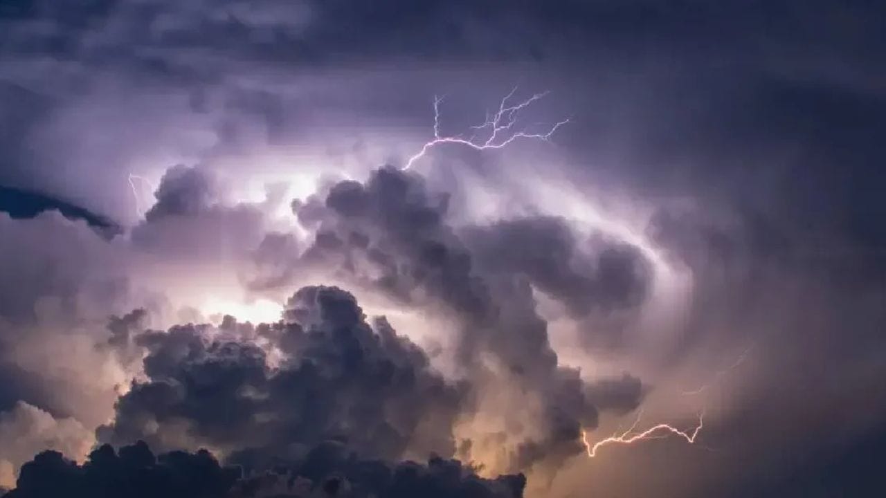 सिंधुदुर्ग, कोल्हापूर आणि सातारा या 3 जिल्ह्यांसाठी हवामान विभागाने येलो अलर्ट जारी केल्याची माहिती देण्यात आली आहे. राज्यात परतीचा पाऊस सुरू आहे. 