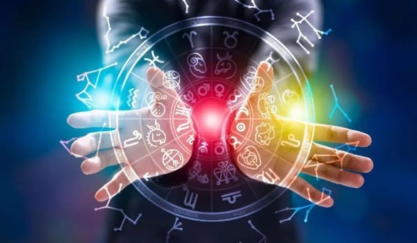Daily Horoscope For 22 September 2027 : मेष : आज कुटुंबीय आणि प्रिय व्यक्तींसोबत आनंदाचे क्षण घालवण्याची संधी मिळेल. नात्यांमध्ये विश्वास आणि जवळीक वाढवण्यासाठी प्रयत्न करा. महत्त्वाच्या कामांचे नियोजन आत्मविश्वासाने केल्यास चांगले परिणाम मिळतील. अनावश्यक गोष्टींकडे दुर्लक्ष करून आपल्या ध्येयावर लक्ष केंद्रित करा.