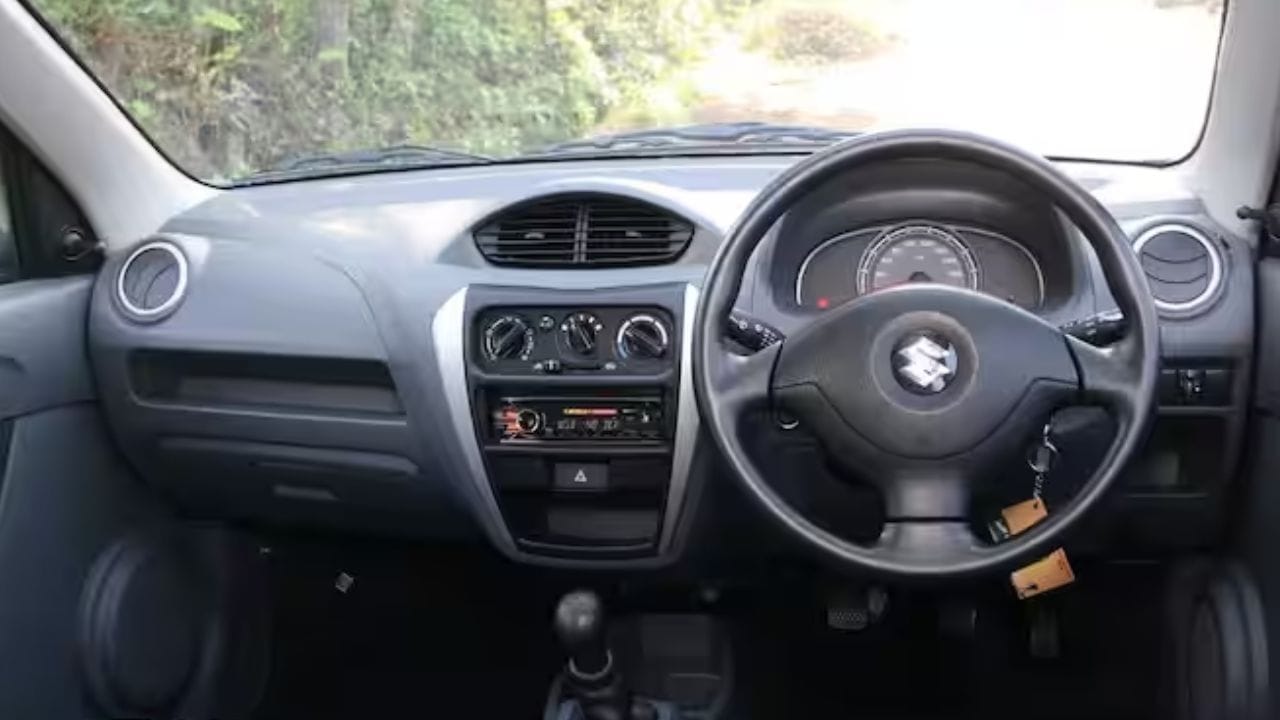 मारूती सुझुकीची हॅचबॅक ऑल्टो K10 कार iPhone Duo च्या किमतीत तुम्ही आरामात खरेदी करू शकता. 3.99 लाख सुरूवात होते. iPhone Duo पेक्षा ही कार स्वस्त आहे.