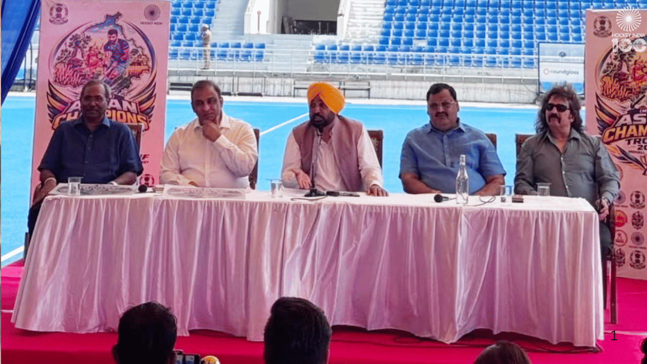 भारत आणि पाकिस्तान यांच्यातील बहुप्रतिक्षित सामना १ नोव्हेंबर रोजी होणार आहे. दोन्ही देशांमधील हॉकीतील तीव्र स्पर्धा पाहता, संपूर्ण आशियातील हॉकी चाहते हा सामना बारकाईने पाहत असतील. PHF देखील या सामन्यासंदर्भात एक महत्त्वपूर्ण निवेदन जारी केले आहे. १४ सप्टेंबर रोजी, पाकिस्तान हॉकी फेडरेशनचे अध्यक्ष मोहिउद्दीन अहमद वानी यांनी सांगितले की, पाकिस्तान संघाचा भारत दौरा सरकारच्या मंजुरीवर अवलंबून असेल. त्यांनी स्पष्ट केले की, या प्रकरणात सरकारकडून जे निर्देश दिले जातील, त्यानुसार फेडरेशन कार्यवाही करेल.