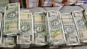 अरे बापरे... PNB बँकेच्या लॉकरमध्ये नकली नोटांचा डोंगर, लाखो रुपये गायब; मोठा खुलासा होताच...