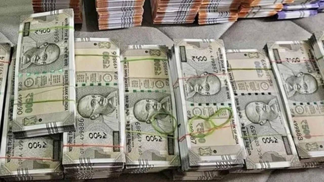 अरे बापरे... PNB बँकेच्या लॉकरमध्ये नकली नोटांचा डोंगर, लाखो रुपये गायब; मोठा खुलासा होताच... अरे बापरे... PNB बँकेच्या लॉकरमध्ये नकली नोटांचा डोंगर, लाखो रुपये गायब; मोठा खुलासा होताच...