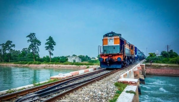 रेल्वेच्या नियमानुसार पहिले बेडशीट हे तुमच्या बर्थवर म्हणजेच तुमच्या सिटवर अंथरायचे असते. यामुळे प्रवाशाला झोपण्यासाठी किंवा बसण्यासाठी स्वच्छ आणि सुरक्षित जागा उपलब्ध होते. त्यानंतर दुसरे बेडशीट ब्लँकेटला जोडण्यासाठी असते. यामुळे ब्लँकेटचा थेट शरीराशी संपर्क टाळता येतो.