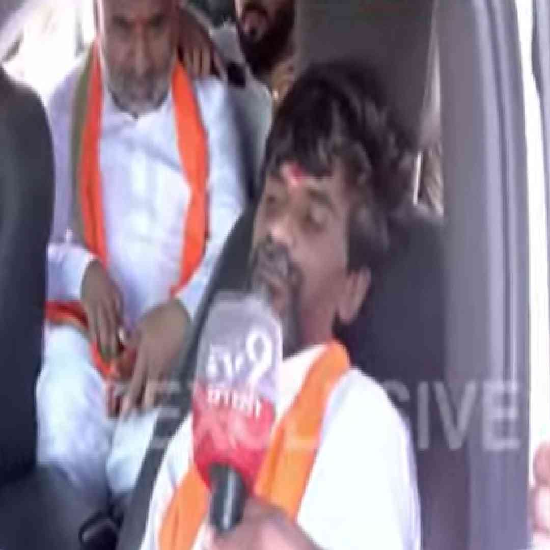 आझाद मैदानात पोलीस परवागनी देत नाहीयत. त्यावर ते म्हणाले की, न्यायाधीशांनी सांगितलय की रोखू शकत नाही. उपोषणापासून कोणाला रोखू शकत नाही.त्यामुळे न्यायालयाने आम्हाला परवानगी दिली आहे. त्यांच्या आडमुठेपणाला आम्ही गिनत नाही.
