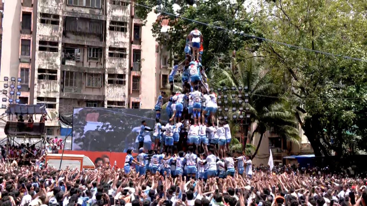 राज्यातील विविध भागात दहीहंडीचा उत्साह पाहायला मिळत आहे. मुंबई, ठाण्यात दहीहंडीचा उत्साह अधिक पाहायला मिळत आहे. हजारो गोविंदा पथक हे दहीहंडी फोडण्यासाठी सज्ज झाले आहेत. अनेक गोविंदा पथक 11 थर लावण्याचा प्रयत्न करताना दिसत आहे. तर काही पथकांनी 9 थर लावण्याचा देखील विक्रम केला. दहीहंडी फोडण्यासाठी आयोजकांनी लाखोंचं बक्षीस जाहीर केलं आहे. तर पुण्यातील पिंपरी-चिंचवडमध्ये दहीहंडी उत्सवादरम्यान एक दुर्घटना देखील घडली आहे.