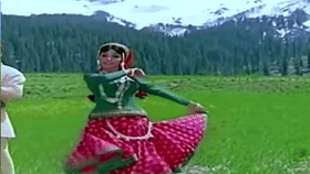 चक्क रेल्वे स्टेशवर केलं प्रमोशन; 56 वर्ष जुनं हे गाणं अनेकांसाठीच बनलं खास, कारण...