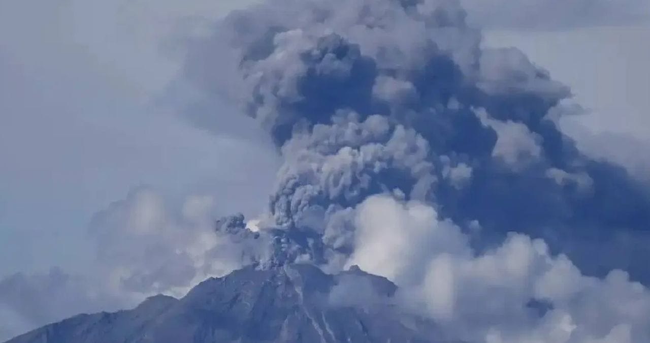 Indonesia News : ज्वालामुखीचा तांडव! राख आकाशात 50000 फुटांवर, 200 हून अधिक उड्डाणे रद्द Indonesia News : ज्वालामुखीचा तांडव! राख आकाशात 50000 फुटांवर, 200 हून अधिक उड्डाणे रद्द