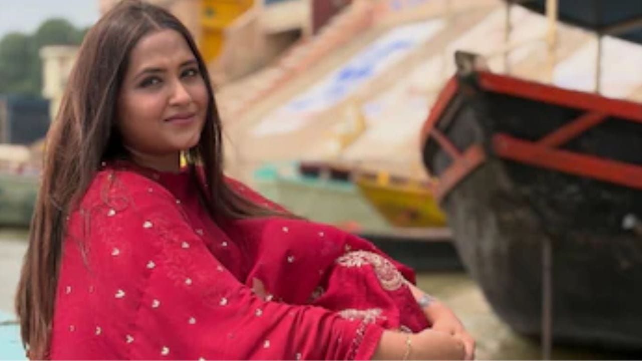 तिने दिनेश लाल यादव निरहुआ यांच्या वक्तव्यावरही पलटवार केला. काजलने लिहिले, “एकजण म्हणतो की पत्नीवर प्रेम नाही. हे उघड आहे, कारण त्यांच्या पत्नीबरोबरचा एक व्हिडिओ व्हायरल झाला होता, त्यामुळे त्यावर स्पष्टीकरण देणेही गरजेचे होते.” तिने पुढे आरोप करत लिहिले, “प्रचारासाठी पत्नीला स्वीकारले आणि नंतर सोडून दिले. आज शोमध्ये म्हणत आहेत की एक मुलगी भाव देत नव्हती, म्हणून चार दिवस तिच्याशी बोलले नाही आणि नंतर तिच्याकडून ‘आय लव्ह यू’ म्हणवून घेतले. मग जय श्री राम! वाह रे सरस्वती पुत्र, जय हो!”
