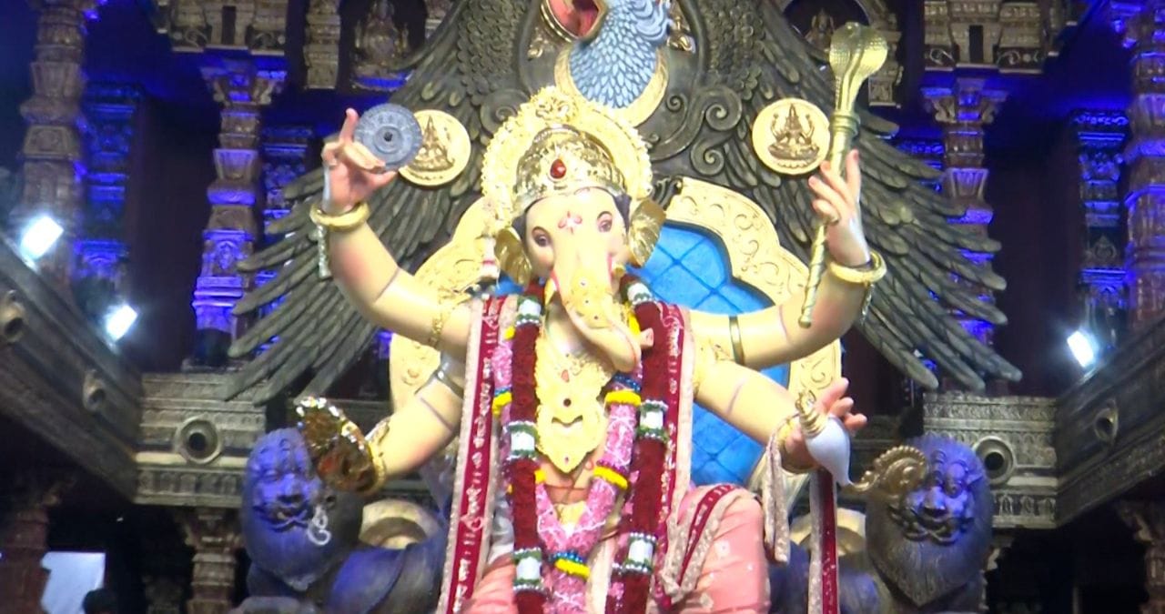 लालबाग, परळ, गणेशगल्ली या सगळ्या परिसरात गणरायाची विसर्जन मिरवणूक पाहायला मिळत आहे. या मिरवणुकीत शेकडो गणेशभक्त सहभागी झाले आहेत. ढोल-ताशांचा गजर, गुलालाची उधळण आणि ‘गणपती बाप्पा मोरया’च्या जयघोषात संपूर्ण परिसर भक्तिमय झालाय.