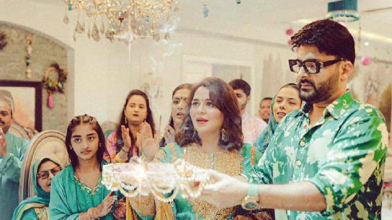 Kapil Sharma: कॉमेडीचा बादशहा म्हणून ओळखला जाणारा अभिनेता आणि कॉमेडियन कपिल शर्मा त्याच्या विनोदी अंदाजामुळे नेहमीच चर्चेत असतो. मात्र यावेळी कपिल त्याच्या कामामुळे नव्हे, तर त्याच्या कुटुंबामुळे चर्चेत आला आहे. कपिलने इन्स्टाग्रामवर गणेशोत्सवातील एक व्हिडीओ पोस्ट केला असून यामध्ये कपिलचं संपूर्ण कुटुंब दिसत आहे.