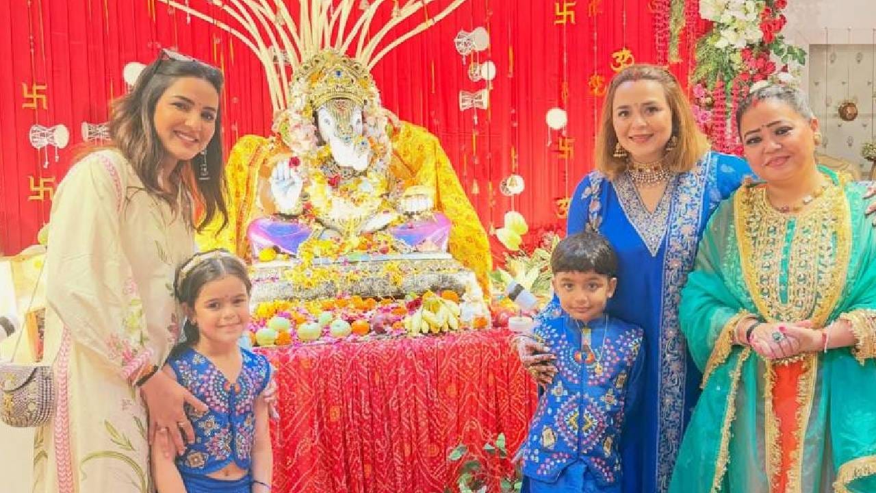 कपिल आणि गिन्नीची दोन्ही मुलं याच चांगलीच मोठी झालेली दिसत आहेत. अनायरा असं त्यांच्या मुलीचं नाव असून मुलाचं नाव त्रिशान आहे. कुटुंबाचा हा व्हिडीओ सोशल मीडियावर व्हायरल होत असून चाहत्यांचं लक्ष विशेषतः कपिलच्या मुलांकडे गेलं आहे.
