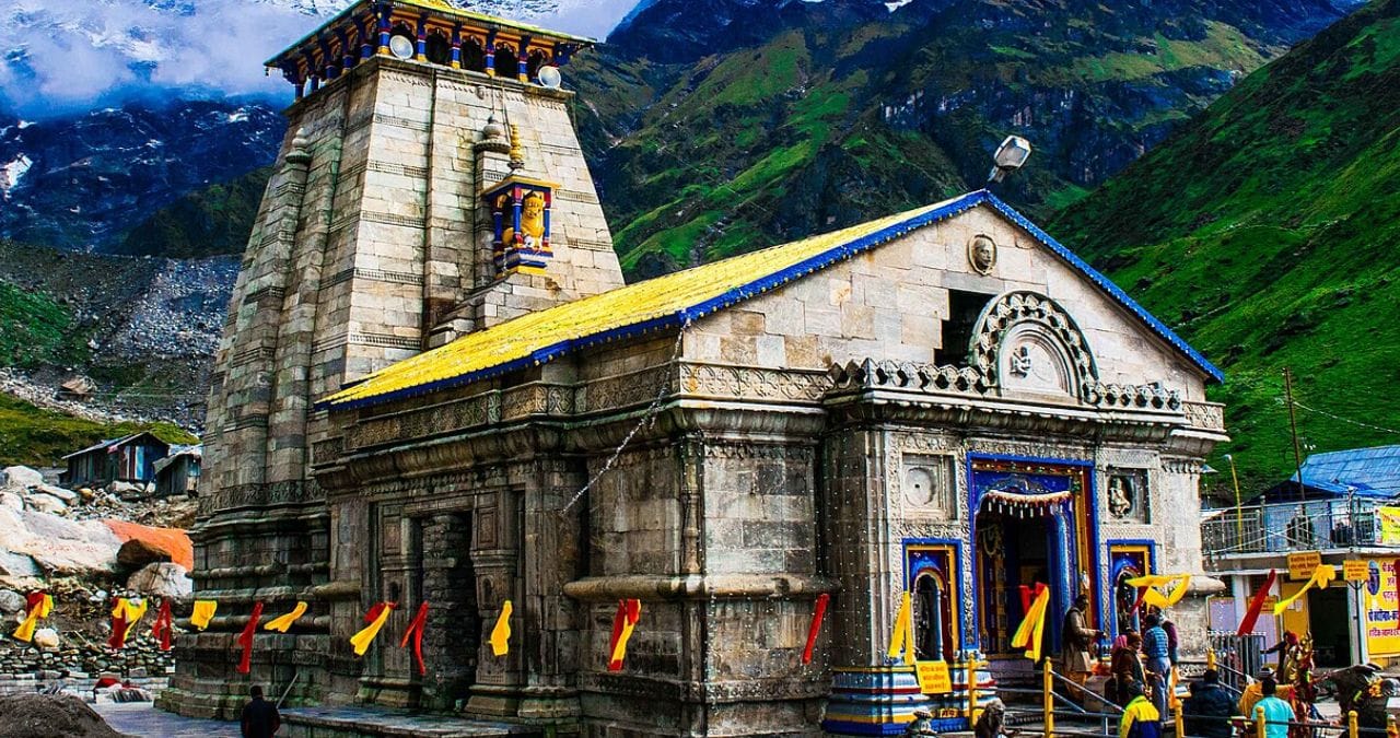 केदारनाथ, उत्तराखंड : हिमालयाच्या पर्वतरांगामध्ये भगवान शिवाचं मंदिर आहे. या मंदिरात जाण्यासाठी खूप पायपीट करावी लागते. केदारनाथचं भारतातील आध्यात्मिक महत्व असलेलं तीर्थक्षेत्र आहे .