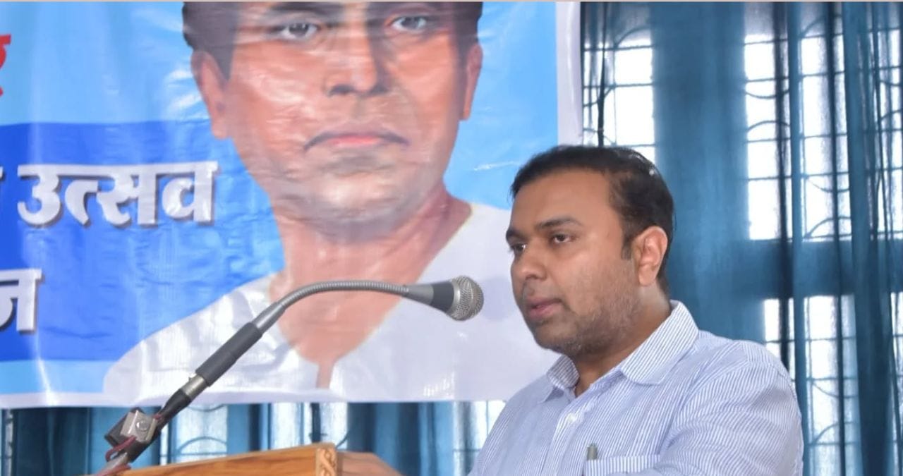 महायुतीच्या उमेदवारांनी उमेदवारी अर्ज दाखल केला आहे. मंत्री हसन मुश्रीफ यांचे चिरंजीव नविद मुश्रीफ यांनी आज पहिल्याच दिवशी उमेदवारी अर्ज दाखल केलाय.