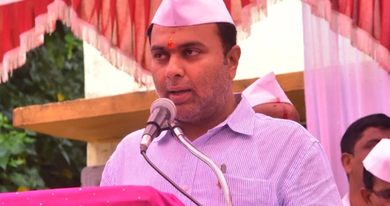 आज पासून निवडणुकीसाठी नामनिर्देशन करण्याची प्रक्रिया सुरू झाली आहे. त्यामुळे गोकुळचे सर्वच दिग्गज नेते निवडणूक कार्यालयांमध्ये उमेदवारी अर्ज दाखल करण्यासाठी दाखल झालेत.
