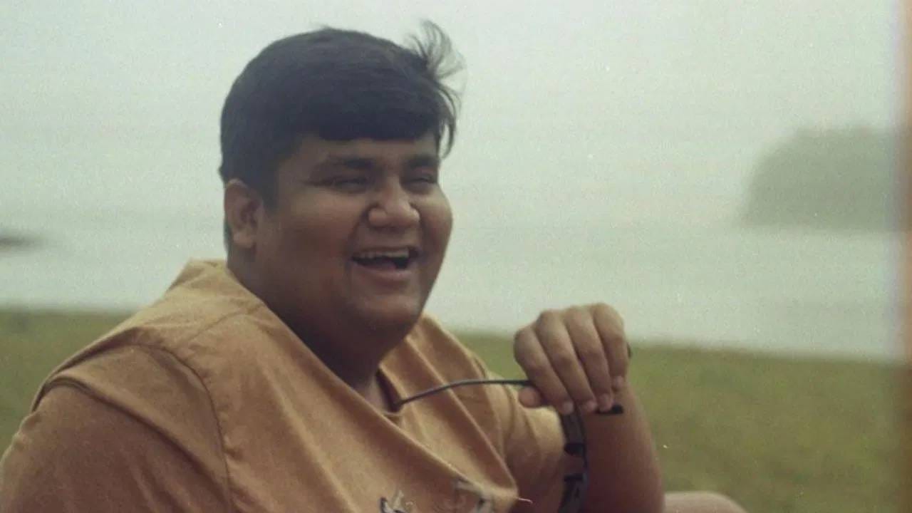 ‘गोली’ हे त्याचे नियमित पात्र असल्याने महिन्यातील सुमारे 26 एपिसोड्सचा विचार केला, तर त्याची मासिक कमाई जवळपास 5.20 लाखांच्या आसपास होत असेल, असं सांगितलं जातं. मात्र आता अभिनयातून ब्रेक घेतल्यानंतर कुशने YouTubeच्या माध्यमातून आपल्या चाहत्यांशी कनेक्ट होण्याचा नवा मार्ग निवडला.