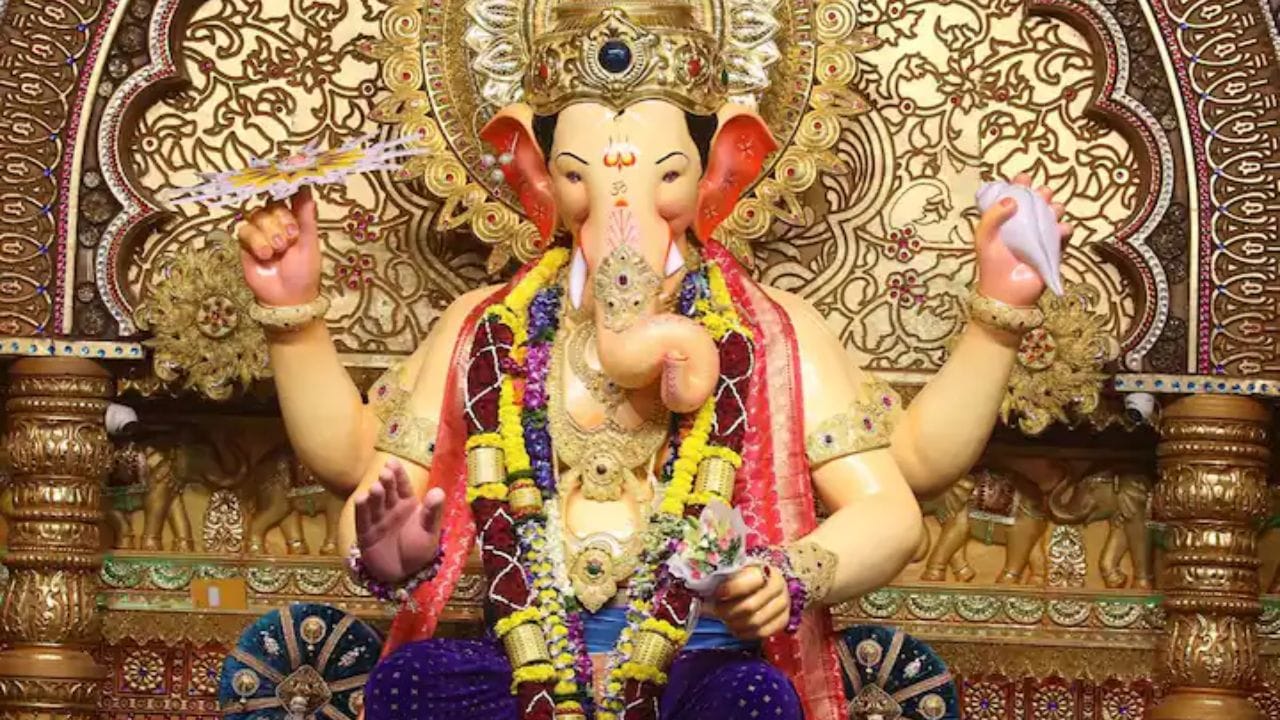 यंदा लालबागच्या राजाच्या भक्तमंडळींना अंबानी यांच्याकडून महाप्रसादाची सोय करण्यात आली होती.