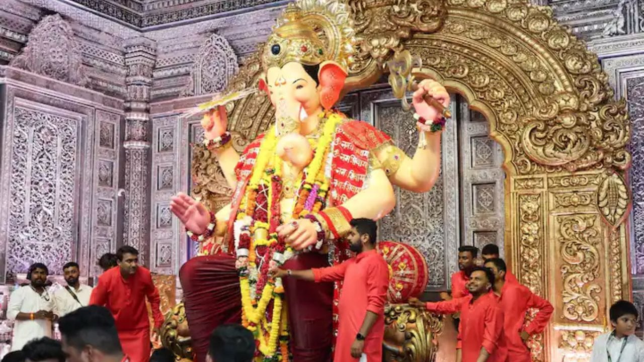 यंदा लालबागच्या चरणी भाविकांनी सौने चांदीच्या वस्तू आणि दागिने तसेच रोख रक्कम देखील दान केली आहे.