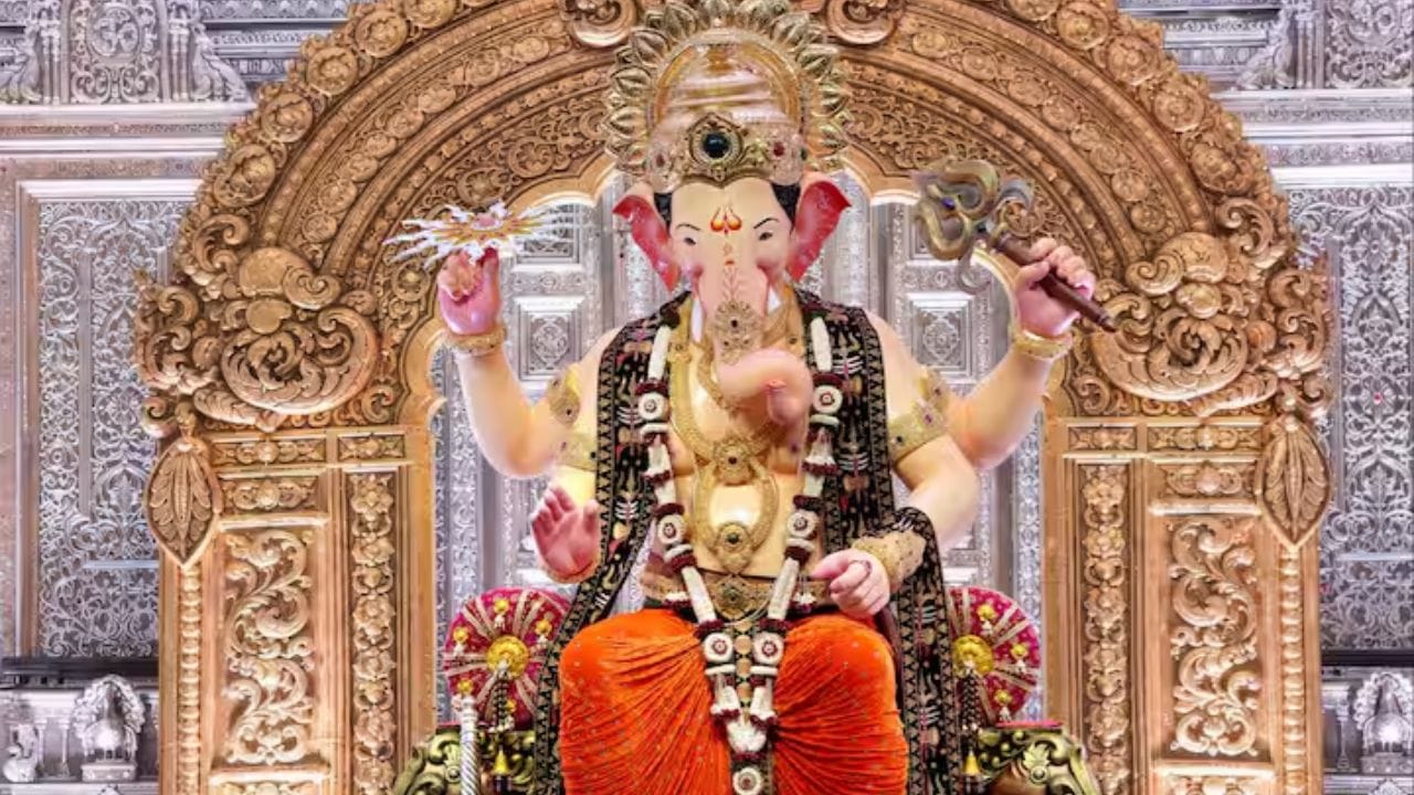 इतर सोनं- चांदी आणि इतर वस्तूच्या झालेल्या दानाचा उद्या लालबागच्या मंडपात लिलाव केला जाणार आहे. या लिलाव प्रक्रियेत सर्वांना सहभागी होता येणार असल्याचे मंडळाने म्हटले आहे.