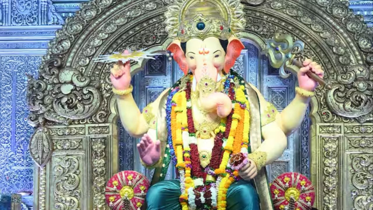 लालबागचा राजा नवसाला पावतो अशी ख्याती असल्याने दरवर्षी भाविक नवस फेडायला लालबागला येत असतात. या वेळ भक्त आपल्या मनातील इच्छा बाप्पाने पूर्ण केल्याने दान करतात