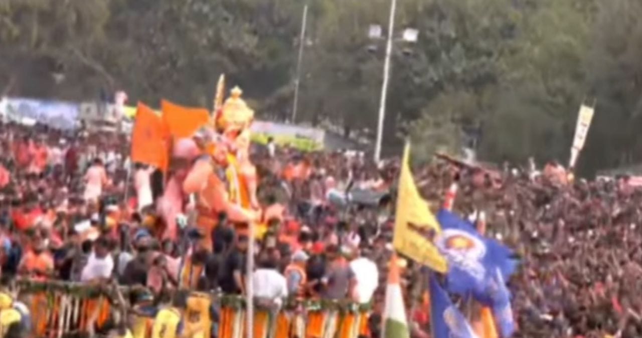 राजाची मूर्ती विसर्जनासाठी अत्याधुनिक बार्जवर ठेवण्यात आला. त्यानंतर समुद्रात खोलवर नेण्यात आलं. कोळी बांधव देखील मोठ्या प्रमाणात चौपाटीवर दाखल झाले. त्यानंतर लाडक्या राजाचं विसर्जन करण्यात आलं.