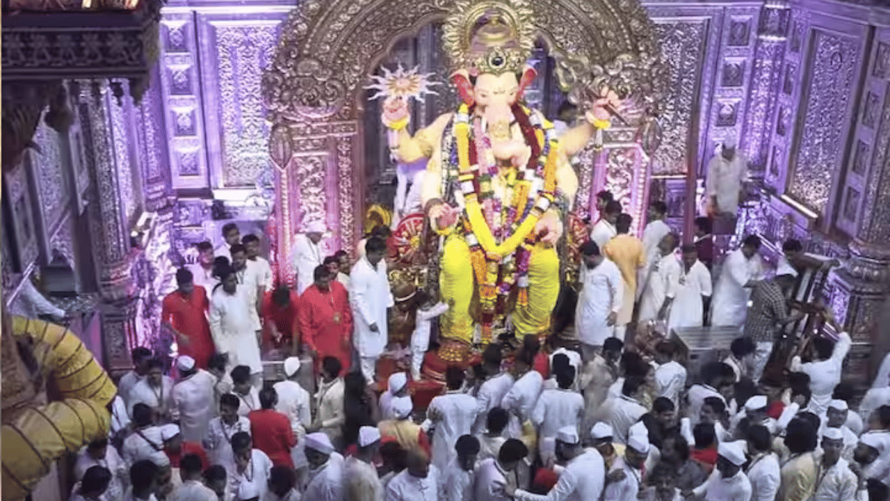 पालखी निघाली राजाची गाण्यावर यावेळी उपस्थितांनी एकच जल्लोष करत ठेका धरला.