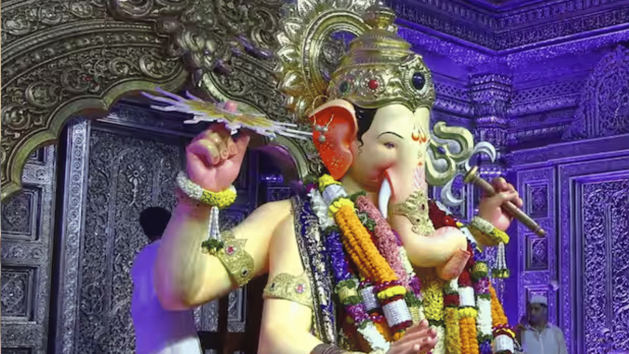 आरती झाल्यानंतर राजा मार्गस्थ होईल, तर निरोपाची आरती होण्यापूर्वी आता स्वरांजली बॅण्डने पालखी निघाली राजाची गाण्यावर बॅण्ड वाजवला.