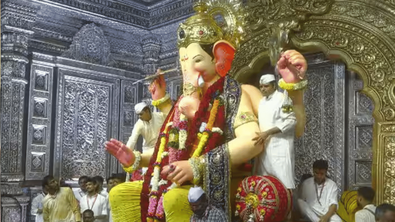 राज्यभरात जल्लोषात साजरा झालेल्या गणेशोत्सावानंतर आता दहा दिवसांच्या बाप्पाला आज भावपूर्ण निरोप दिला जाणार आहे. थोड्याच वेळात लालबागच्या आरतीला सुरुवात होणार आहे,