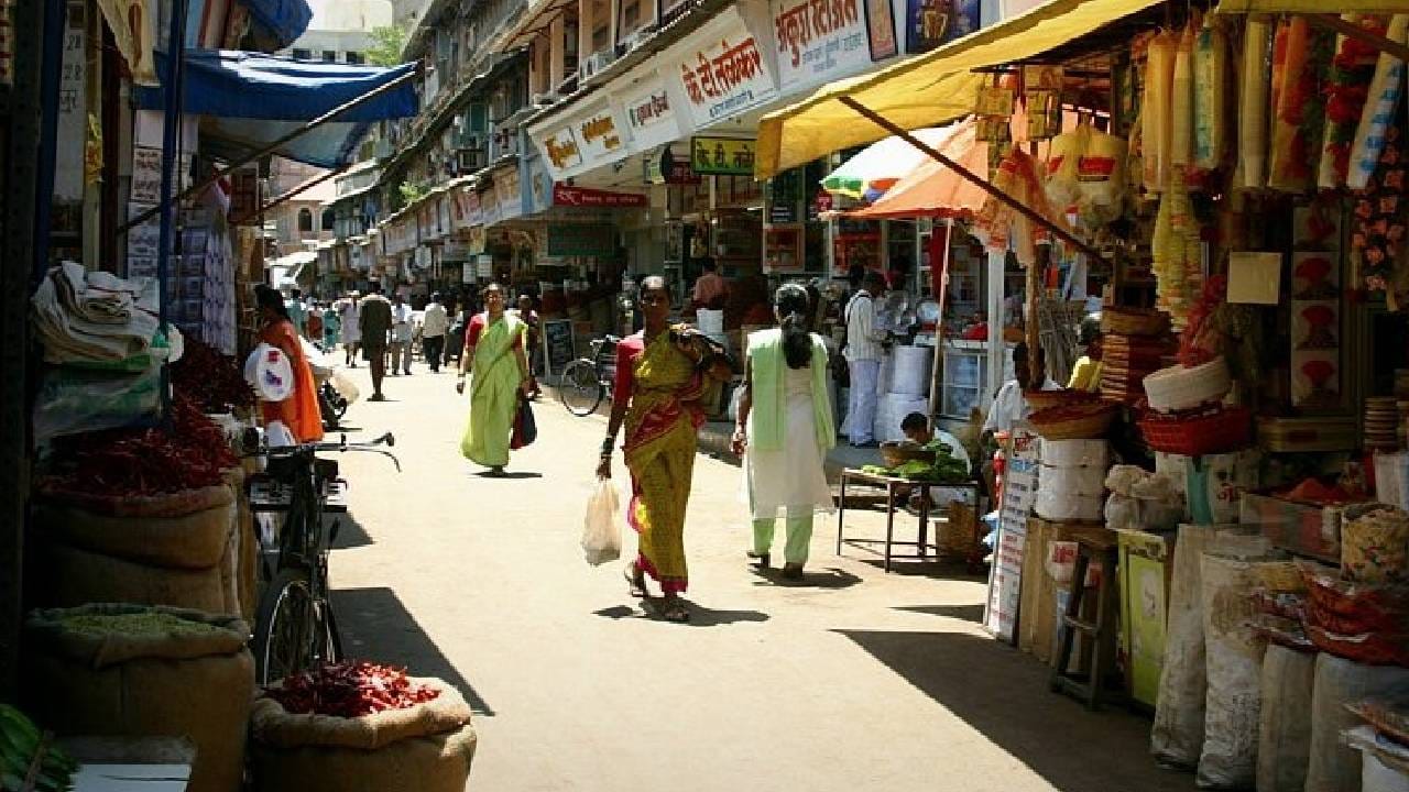 लोहार चाळ- गणपतीच्या मंडपाला आकर्षक लूक द्यायचा असेल तर लाइट्स, इलेक्ट्रिक डेकोरेशन, हँगिंग्स आणि इतर सजावटीच्या वस्तूंसाठी लोहा चाळ परिसर पाहता येतो. कमी बजेटमध्ये वेगवेगळ्या प्रकारची रोषणाई आणि डेकोरेशन साहित्य शोधणाऱ्यांसाठी हा भाग उपयोगी ठरू शकतो.