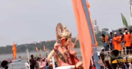लालबागच्या राजाचं विसर्जन करताना भाविकांचे डोळे पाणावले.