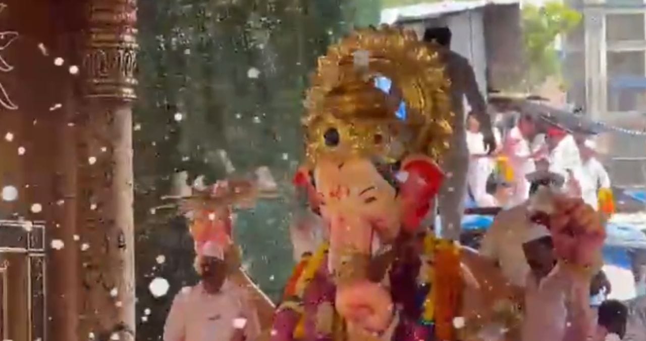 नवसा्ला पावणारा अशी ख्याती असलेला लालबागचा राजा काल शुक्रवारी दुपारी 1 वाजता मंडपातून निघाला होता. मंडपातून बाहेर पडल्यानंतर भाविकांनी राजाचं दिमाखात स्वागत केलं होतं.