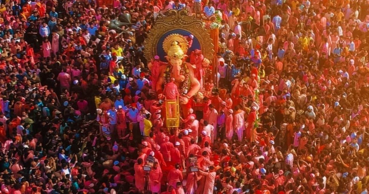 लालबागच्या राजाला अखेर 22 तासांनतर गिरगाव चौपाटीवर पोहोचला. लालबागचा राजा जवळपास सकाळी सातच्या सुमारास समुद्राजवळ पोहोचला. यावेळी चौपाटीवर भाविकांची मोठ्या संख्येने गर्दी होती.