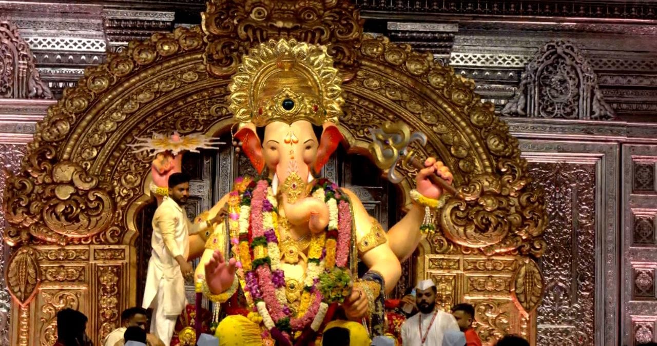 मुंबईतील सर्व प्रसिद्ध मंडळाच्या गणपती विसर्जनासाठी कार्यकर्त्यांची मोठी गर्दी दिसत आहे. विसर्जनासाठी ढोलताशांचा गजर केला जात आहे. तर दरवर्षीप्रमाणे लालबागचा राजा दिमाखात विसर्जनासाठी मार्गस्थ होत आहे.