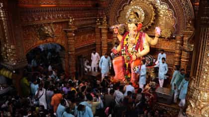 लालबागच्या राजाच्या इथे बनावट आयडी कार्डसह तरुणाला पकडलं.