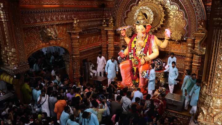 LalBaug Raja : लालबागच्या राजाच्या इथे बनावट आयडी कार्डसह तरुणाला कार्यकर्त्यांनी पकडलं LalBaug Raja : लालबागच्या राजाच्या इथे बनावट आयडी कार्डसह तरुणाला कार्यकर्त्यांनी पकडलं