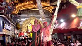 Lalbaugcha Raja : बाप्पाला निरोप देण्यासाठी कोळी बांधवांचा जल्लोष! पारंपरिक वेशभूषा, ढोल-ताशांचा गजर अन् मोरयाच्या जयघोषात लालबागचा राजा मार्गस्थ