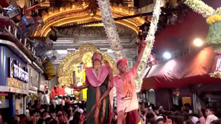 Lalbaugcha Raja : बाप्पाला निरोप देण्यासाठी कोळी बांधवांचा जल्लोष! पारंपरिक वेशभूषा, ढोल-ताशांचा गजर अन् मोरयाच्या जयघोषात लालबागचा राजा मार्गस्थ Lalbaugcha Raja : बाप्पाला निरोप देण्यासाठी कोळी बांधवांचा जल्लोष! पारंपरिक वेशभूषा, ढोल-ताशांचा गजर अन् मोरयाच्या जयघोषात लालबागचा राजा मार्गस्थ