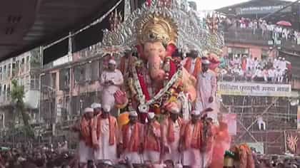 ही शान कोणाची? लालबागच्या राजाची...श्रॉफ बिल्डिंगजवळ लालबागच्या राजावर-1764002