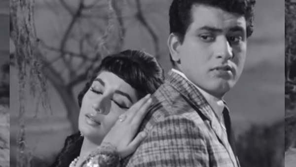 संगीतकार मदन मोहन यांनी ही धून राज खोसला यांना ऐकवली होती. मात्र पहिल्यांदा ऐकल्यानंतर त्यांनी ती नाकारली. त्यामुळे मदन मोहन निराश झाले.