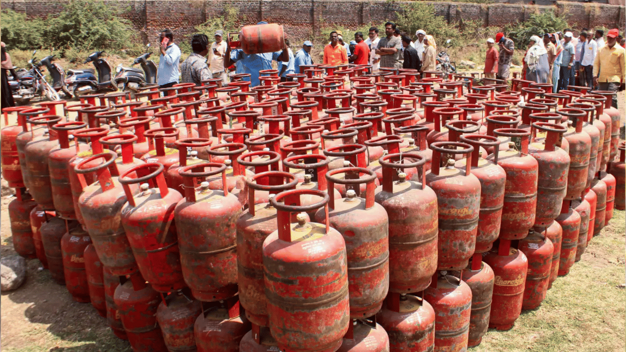 LPG Cylinder: एक नाही तर तब्बल सहा सिलिंडर फ्री मिळणार, पण कसं? संपूर्ण प्रक्रिया जाणून घ्या... LPG Cylinder: एक नाही तर तब्बल सहा सिलिंडर फ्री मिळणार, पण कसं? संपूर्ण प्रक्रिया जाणून घ्या...