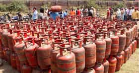 एका वर्षात 3 LPG सिलिंडर मोफत मिळणार, बँक खात्यात जमा होणार 3 हजार रुपये; गोव्यात भाजप सरकारची मोठी घोषणा